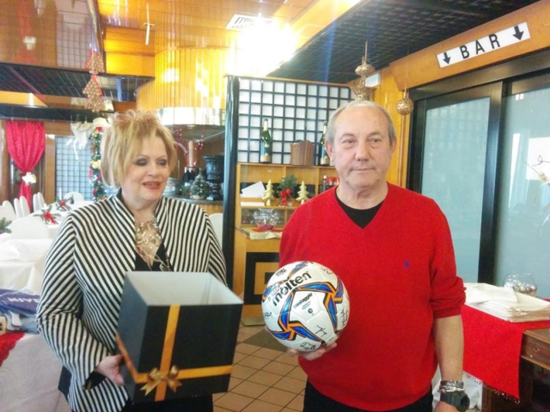 Pallone firmato donato a Doriano Rosestolato