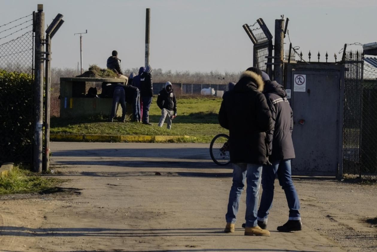 Conetta Cona rivolta centro accoglienza ex base (1