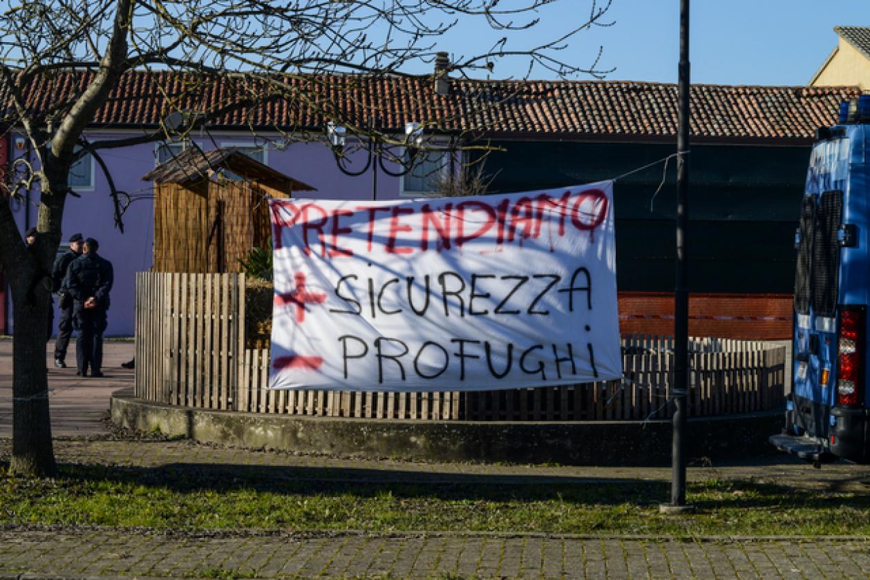 Conetta Cona rivolta centro accoglienza ex base (4