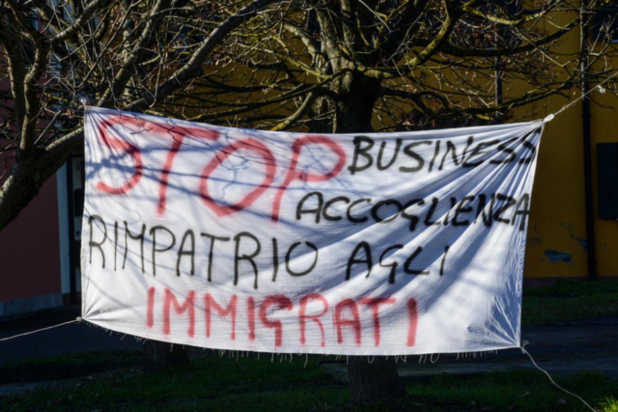 Conetta Cona rivolta centro accoglienza ex base (5