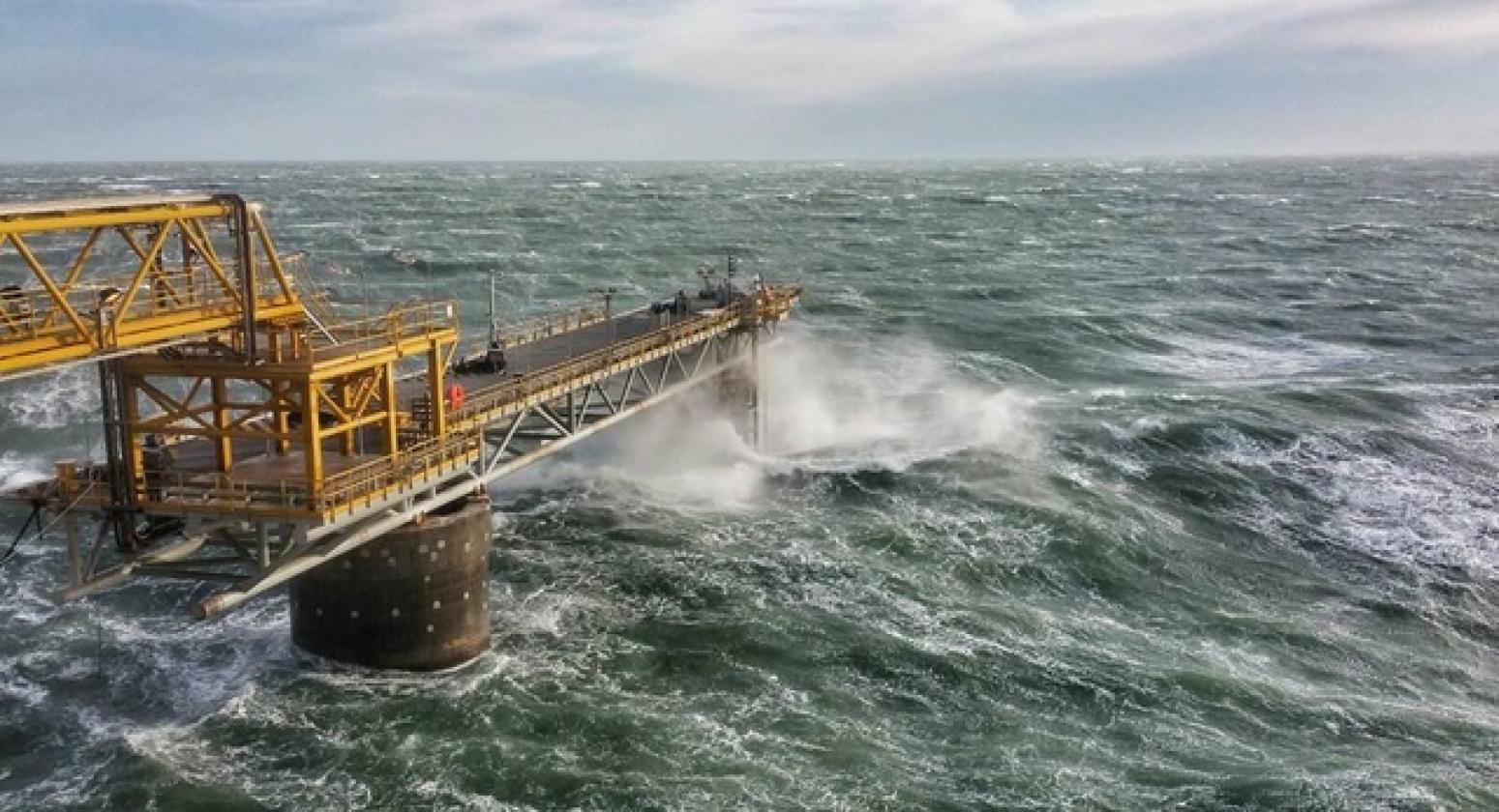 Adriatic Lng piattaforma mareggiata 44