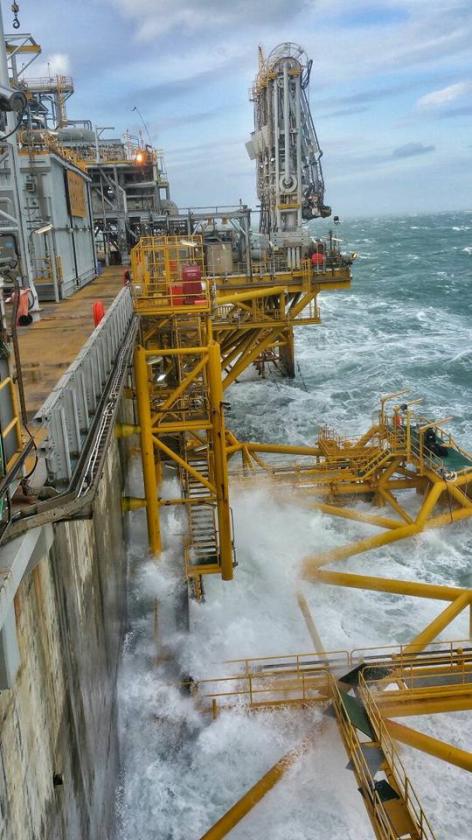 Adriatic Lng piattaforma mareggiata