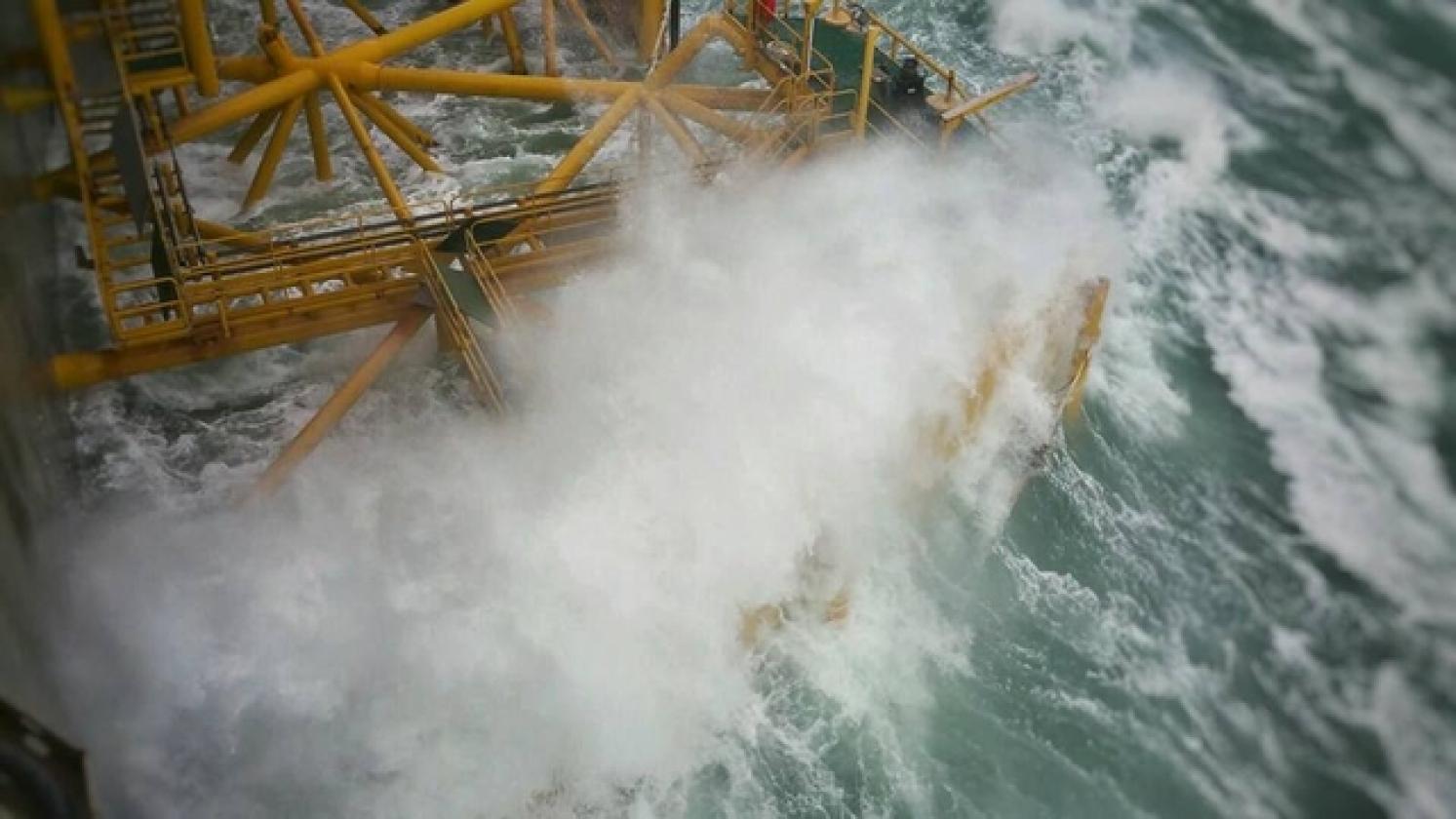 Adriatic Lng piattaforma mareggiata 77