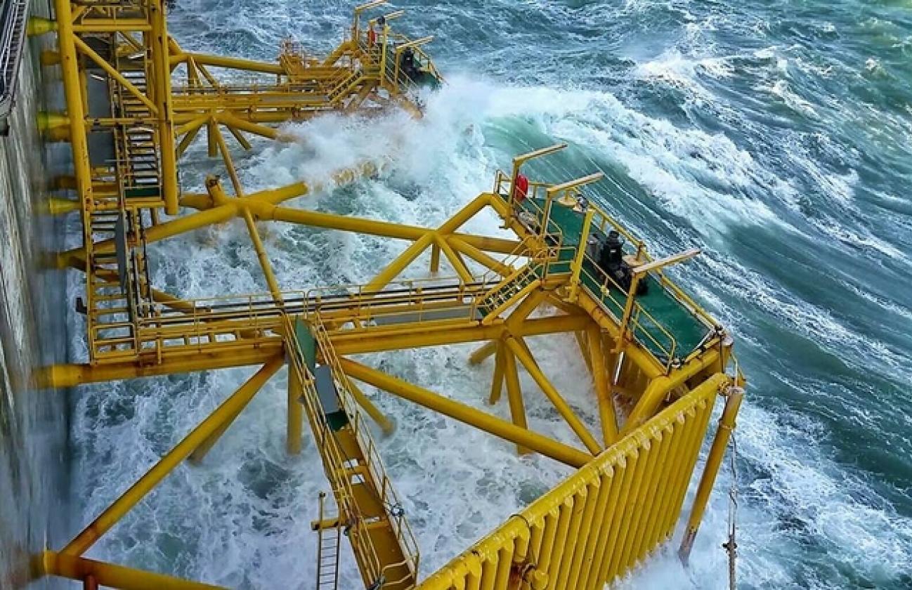 Adriatic Lng piattaforma mareggiata 99