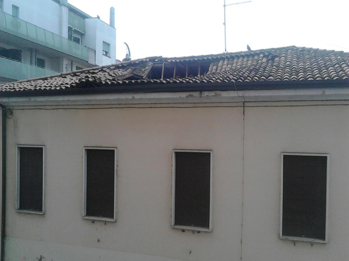 Crollo tetto croce rossa 1 (2)