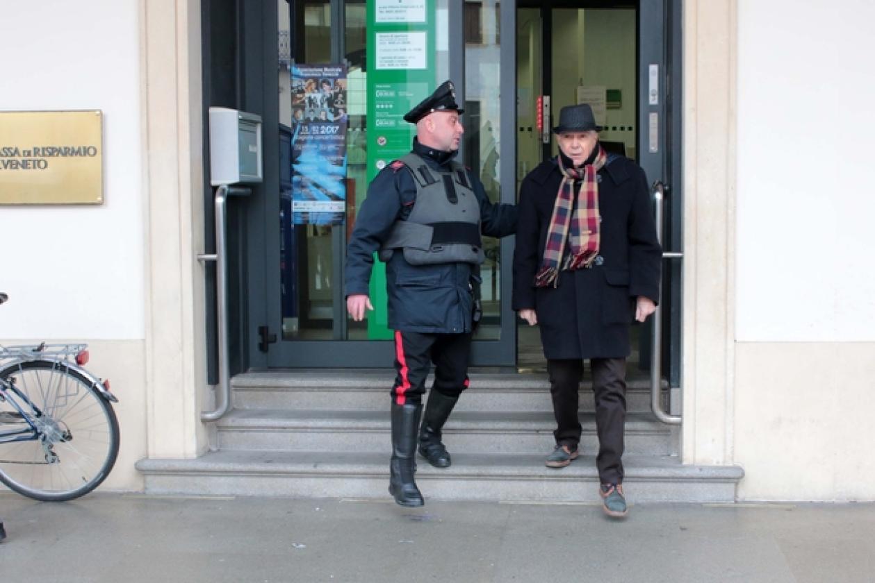 Cassa di Risparmio Allarme Bomba Carabinieri 1