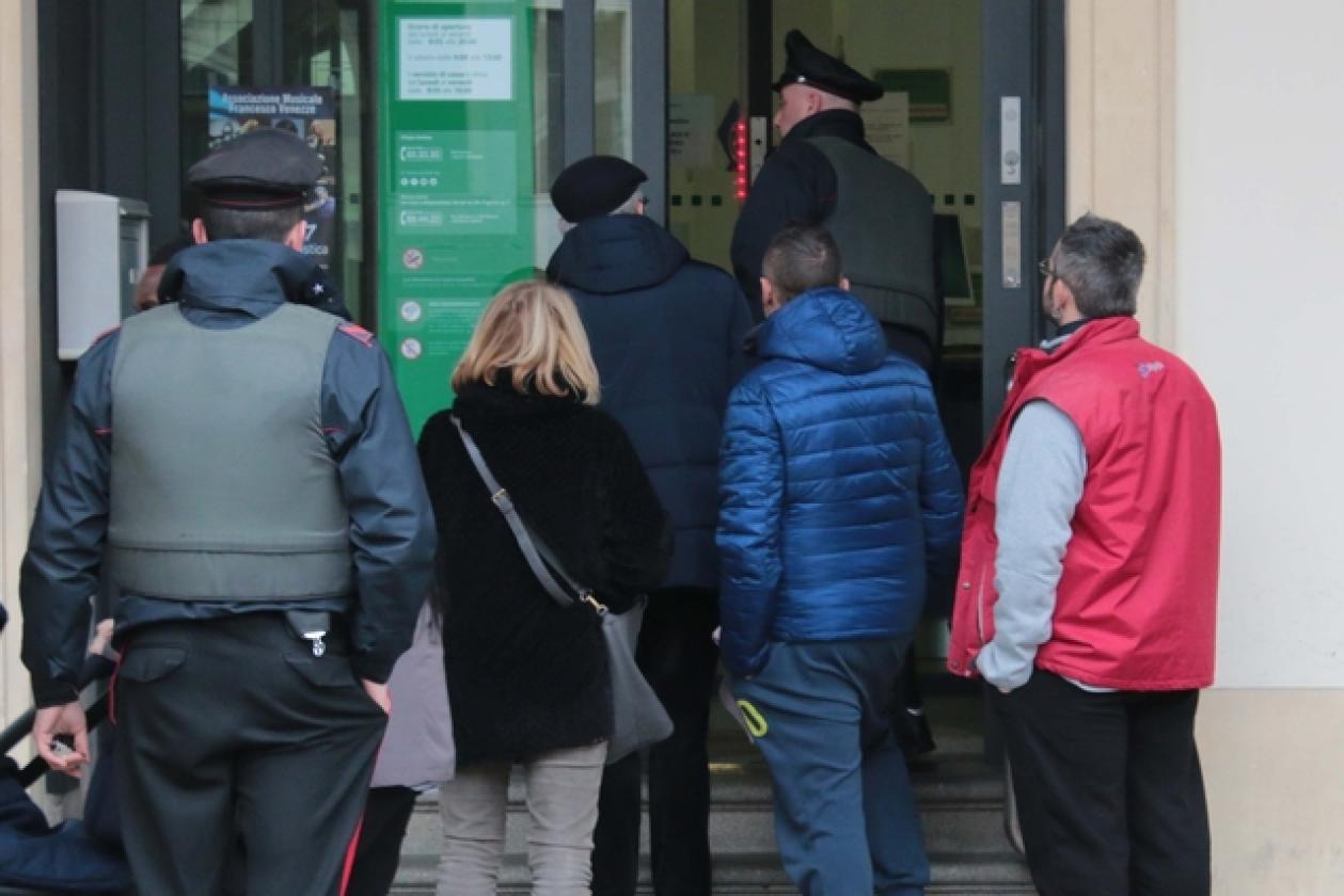 Cassa di Risparmio Allarme Bomba Carabinieri 10