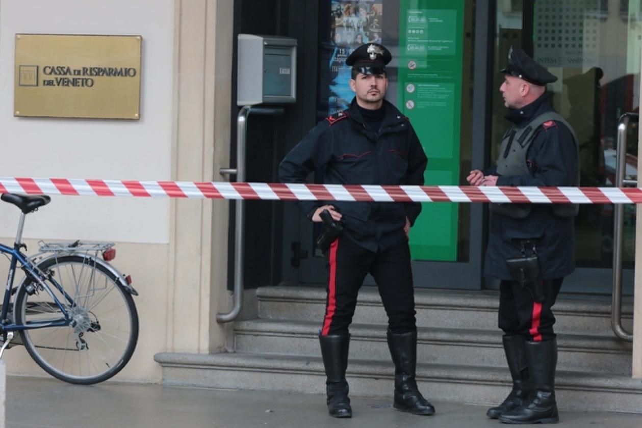 Cassa di Risparmio Allarme Bomba Carabinieri 7