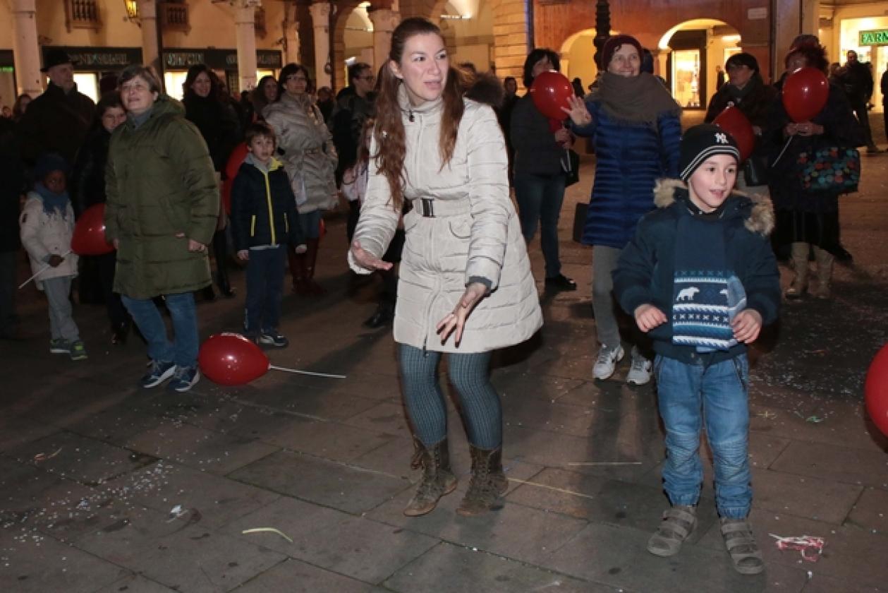 Flash Mob Violenza sulle Donne Piazza 12