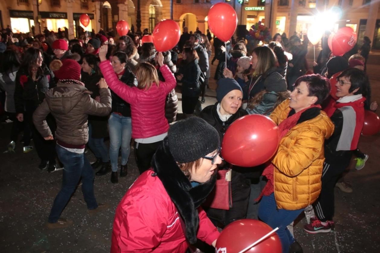 Flash Mob Violenza sulle Donne Piazza 13