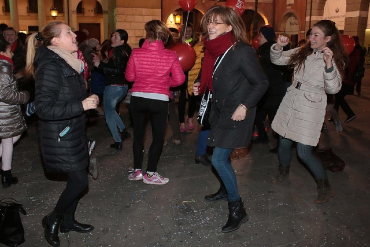 Flash Mob Violenza sulle Donne Piazza 15