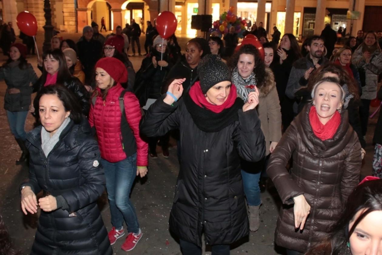 Flash Mob Violenza sulle Donne Piazza 16