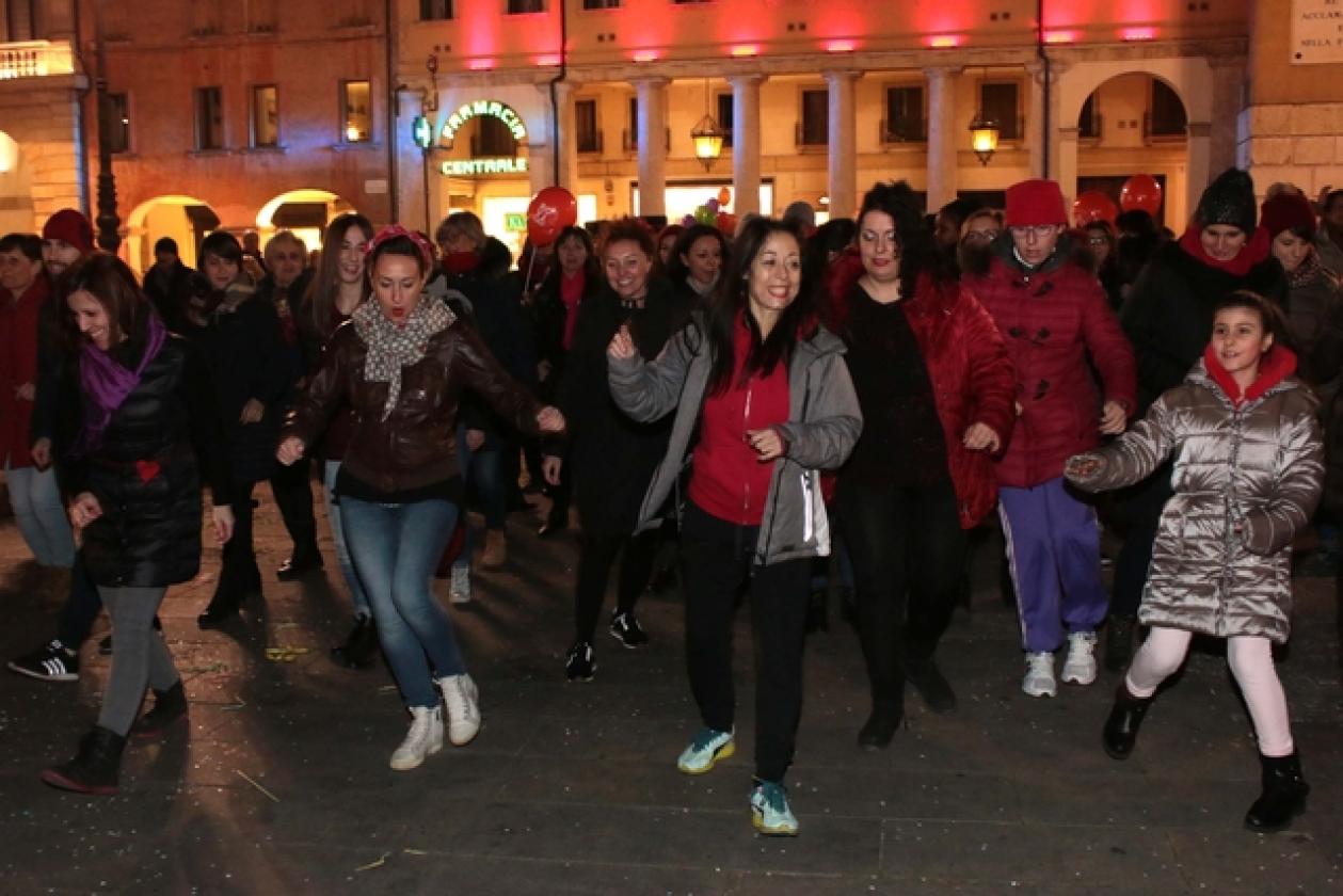 Flash Mob Violenza sulle Donne Piazza 10