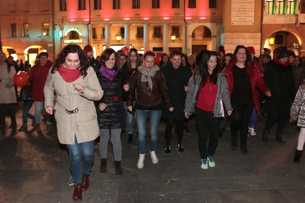 Flash Mob Violenza sulle Donne Piazza 6