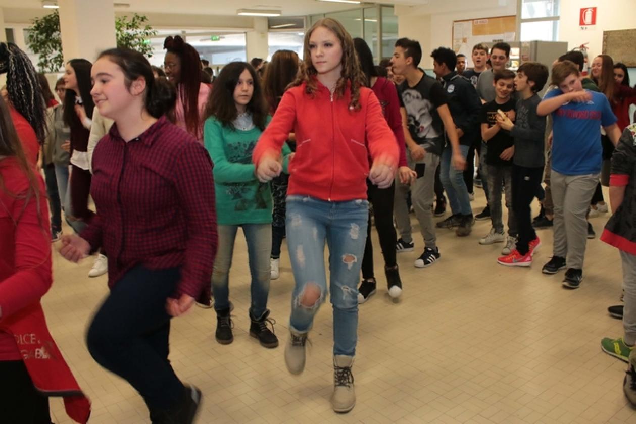 Flash Mob scuola Bonifacio 13
