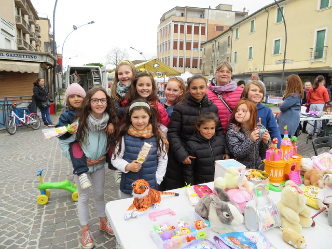 SBARACCO Barbara Biasoli con i ragazzi del mercati