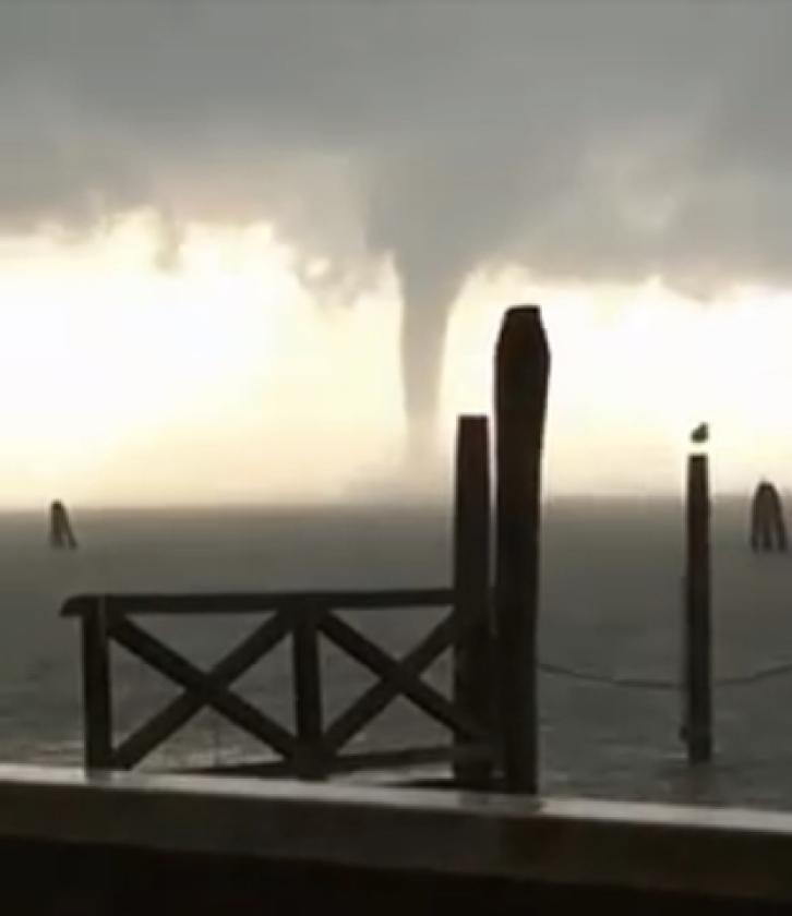 Tromba d'aria sottomarina 11