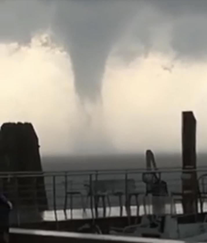 Tromba d'aria sottomarina 112