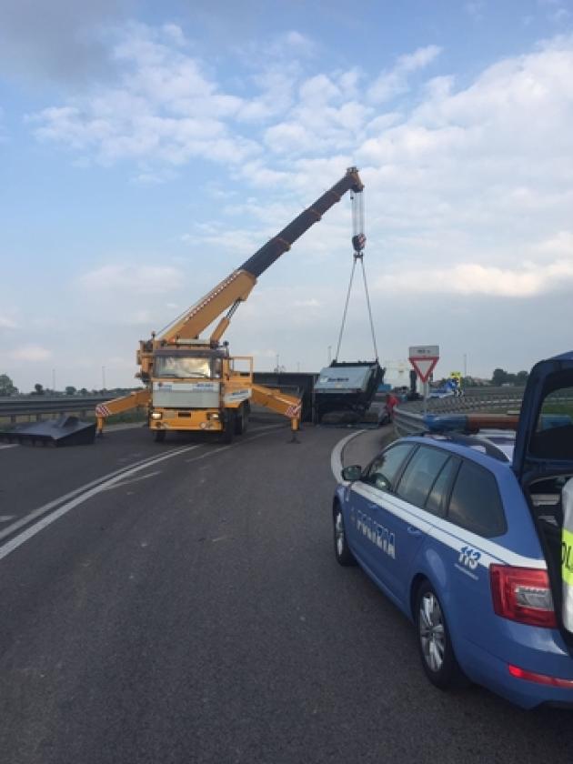 polizia altedo Villamarzana a13 camion perde il ca