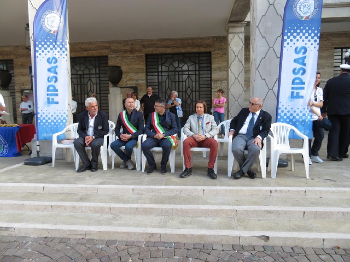 PESCA Autorità cittadine e rappresentanti della fe