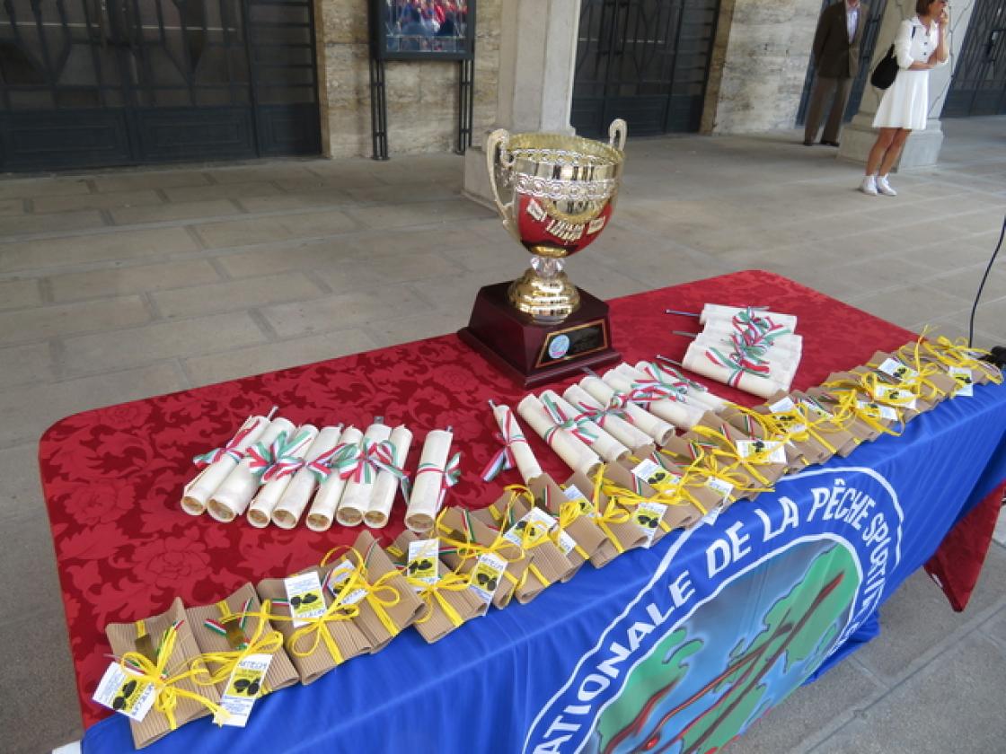 PESCA Il trofeo in palio
