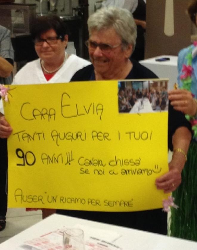 Elvia col cartello Auser