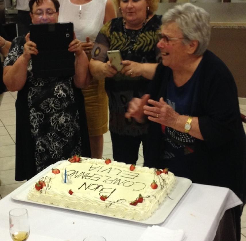 Elvia con la torta