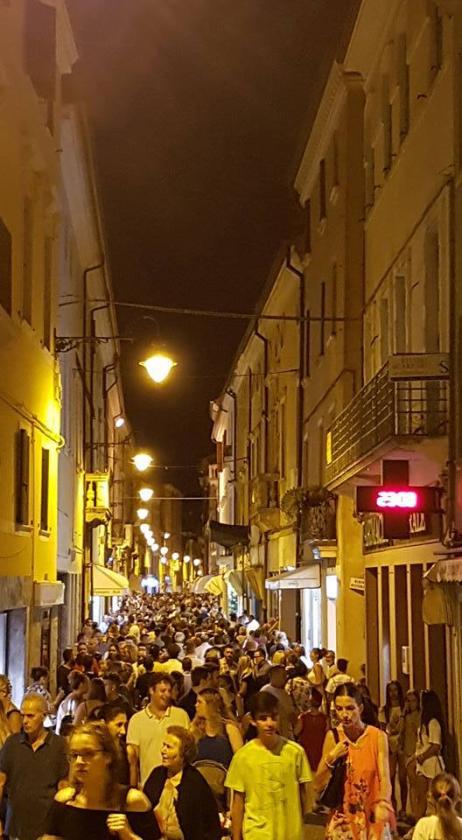 ADRIA D'ESTATE il popolo di Adria d'estate lungo i