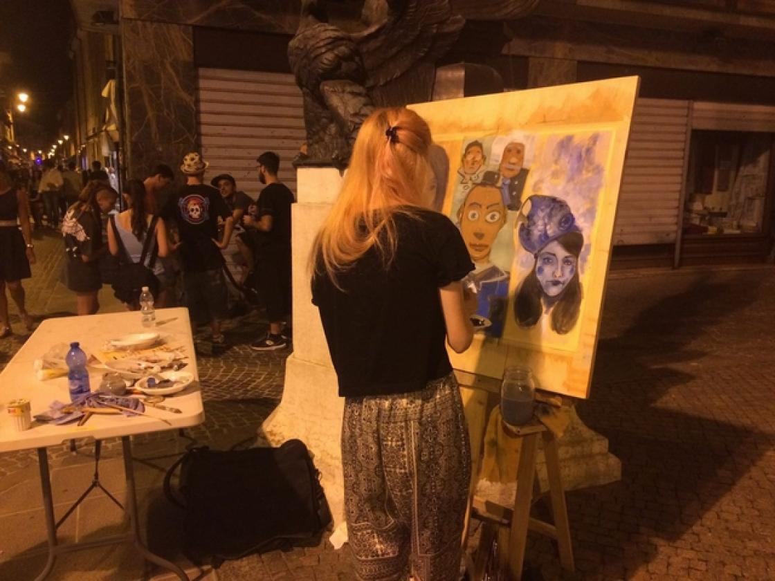 ADRIA D'ESTATE Una delle artiste di piazzetta San 