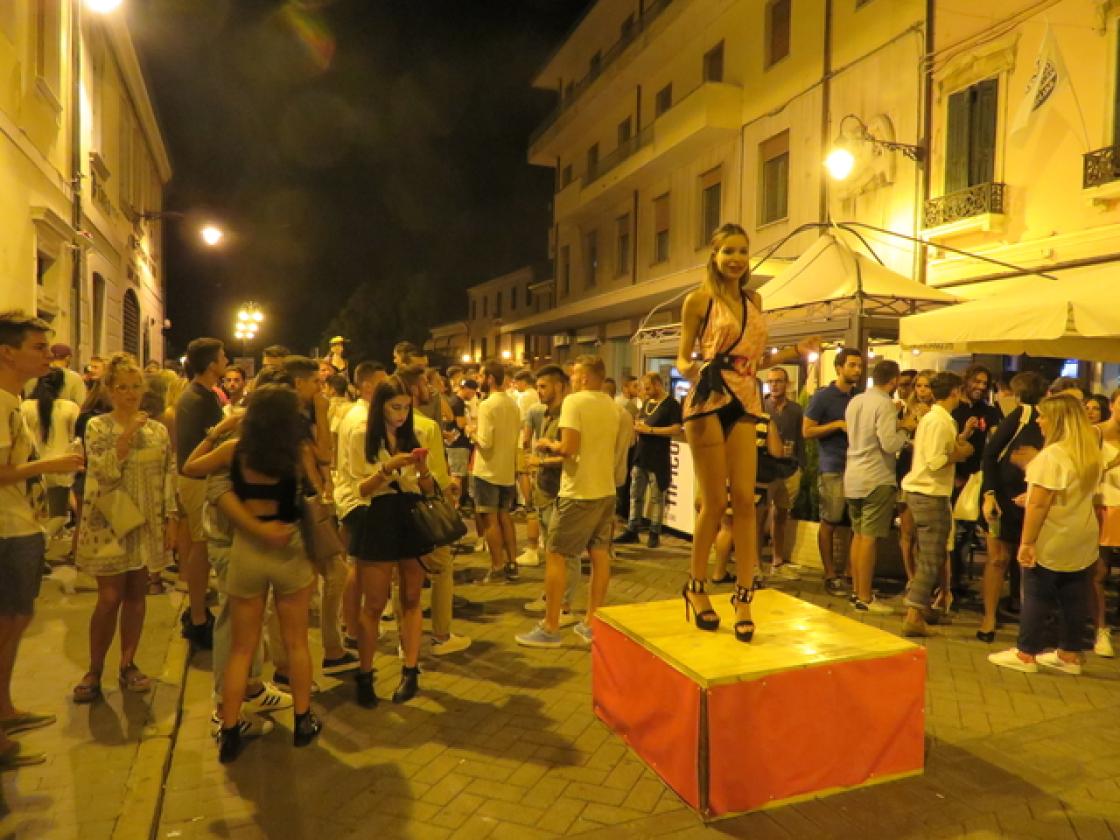 ADRIA D'ESTATE Una delle qauttro cubiste in piazza