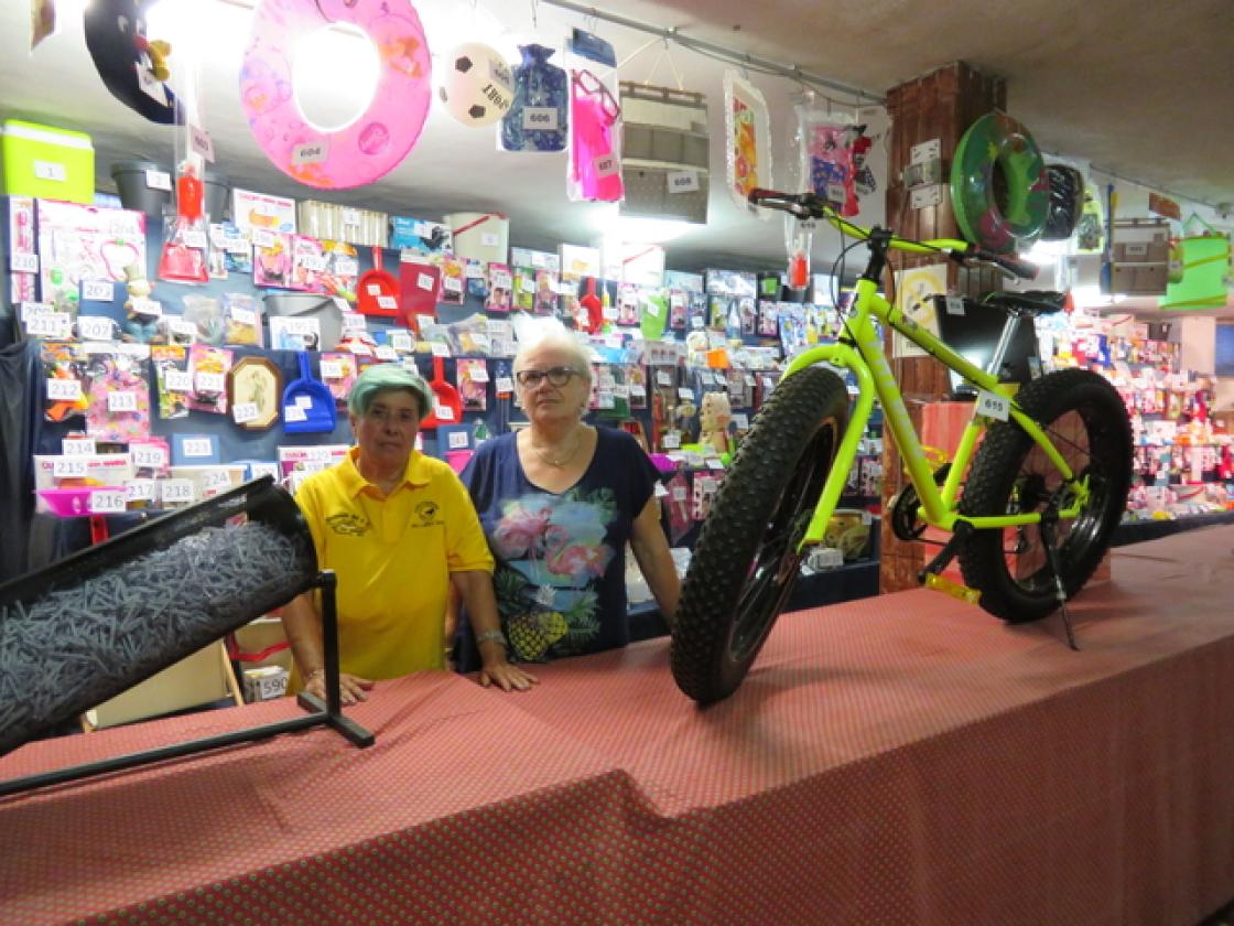 Lucia e Amedea addette alla pesca di beneficenza