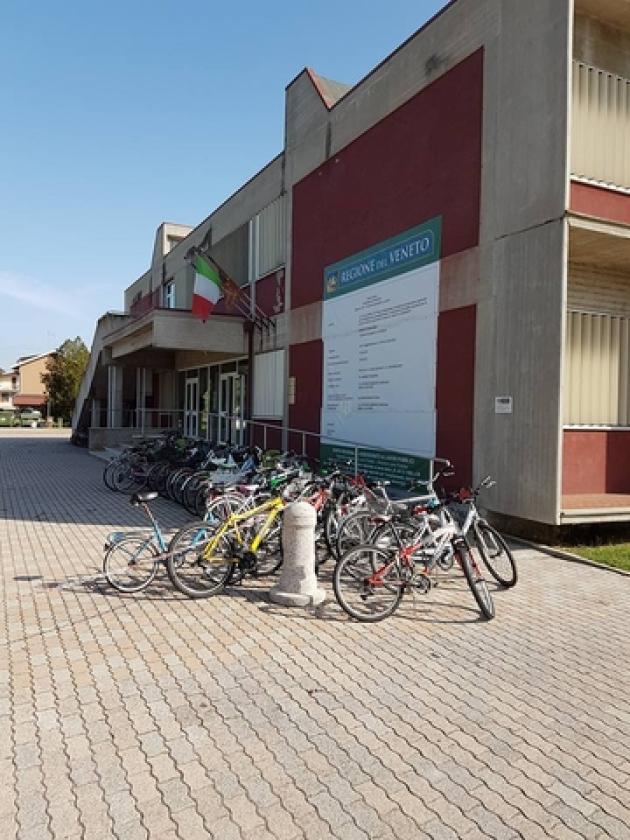 SCUOLA Alla Manzoni spazi divisi per bici e auto