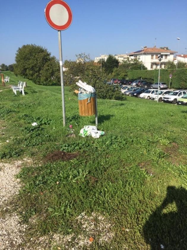 RIFIUTI Cestini stracolmi in Artessura