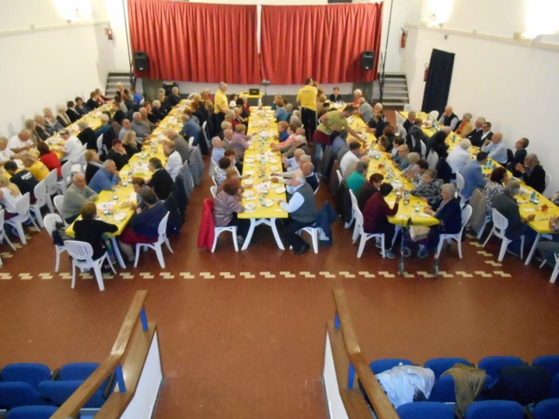 Nonni a tavola teatro indipendenza Castelnovo (3)