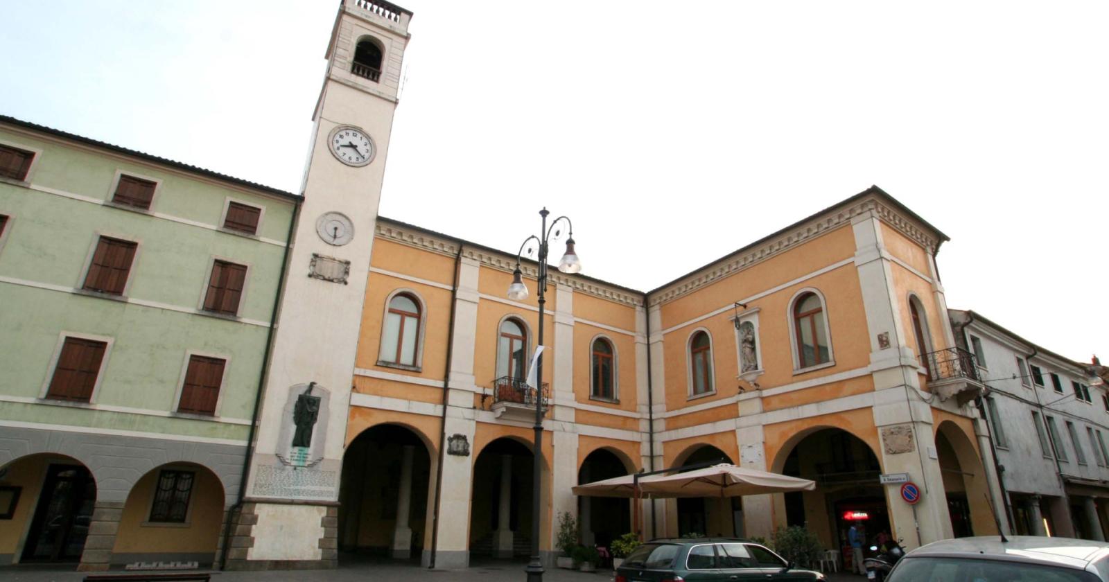 Imbrattate le vetrine di un'agenzia immobiliare a Badia