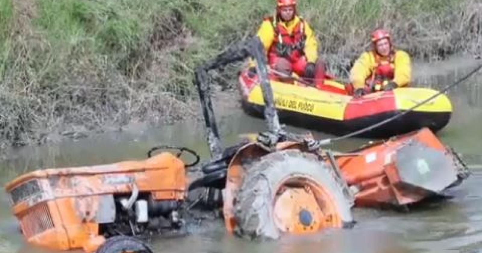 Trattore finisce nel canale, anziano muore annegato