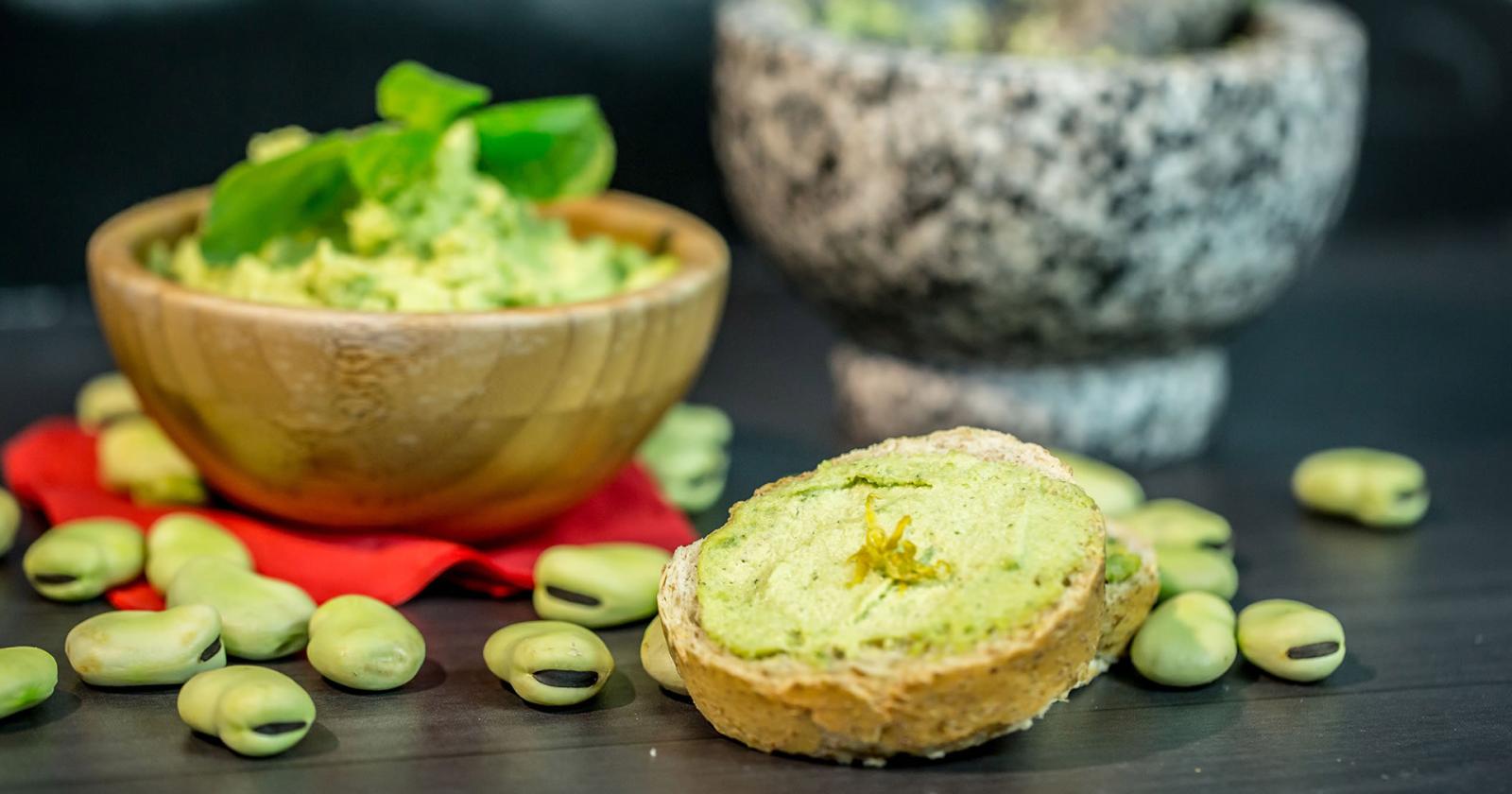 La ricetta del pesto di fave e menta per bruschette