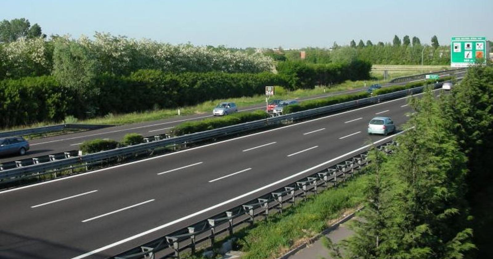 Una giornata da incubo: schianto fra tre tir, A13 di nuovo chiusa