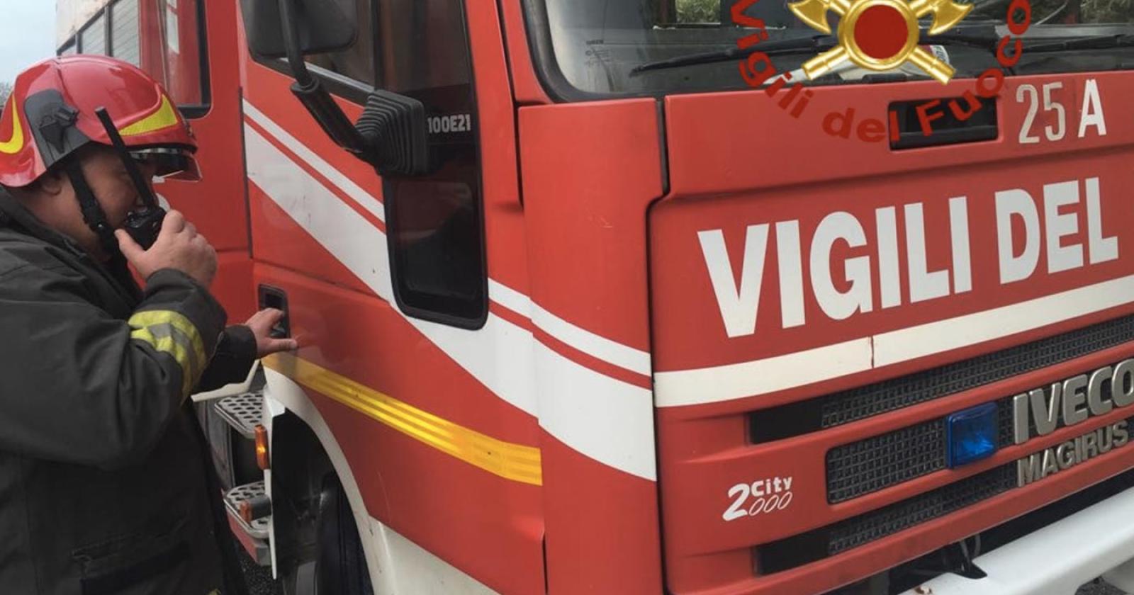 Camion di paglia prende fuoco in autostrada
