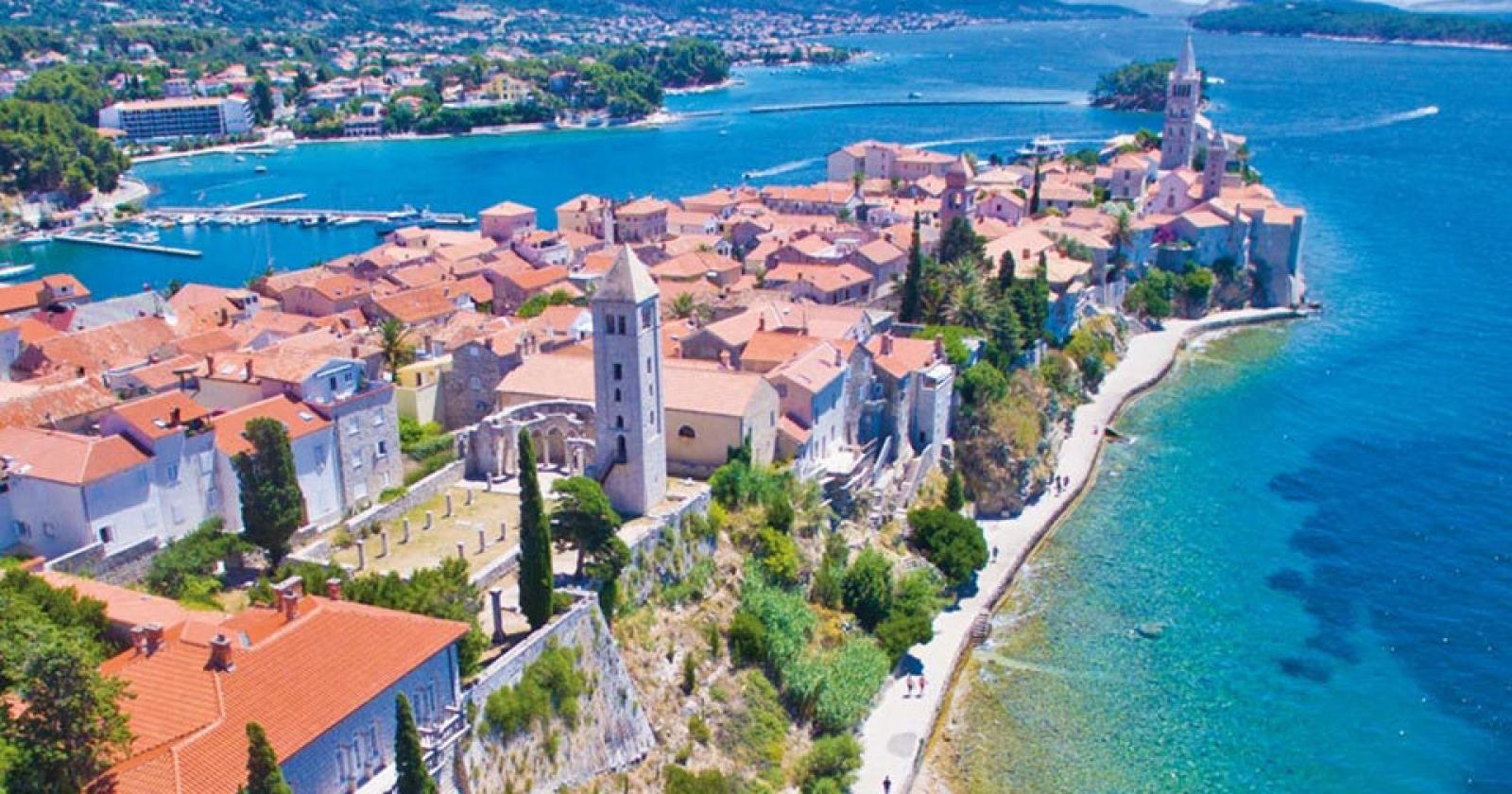 Una vacanza tra spiagge naturiste e torri medievali: Rab