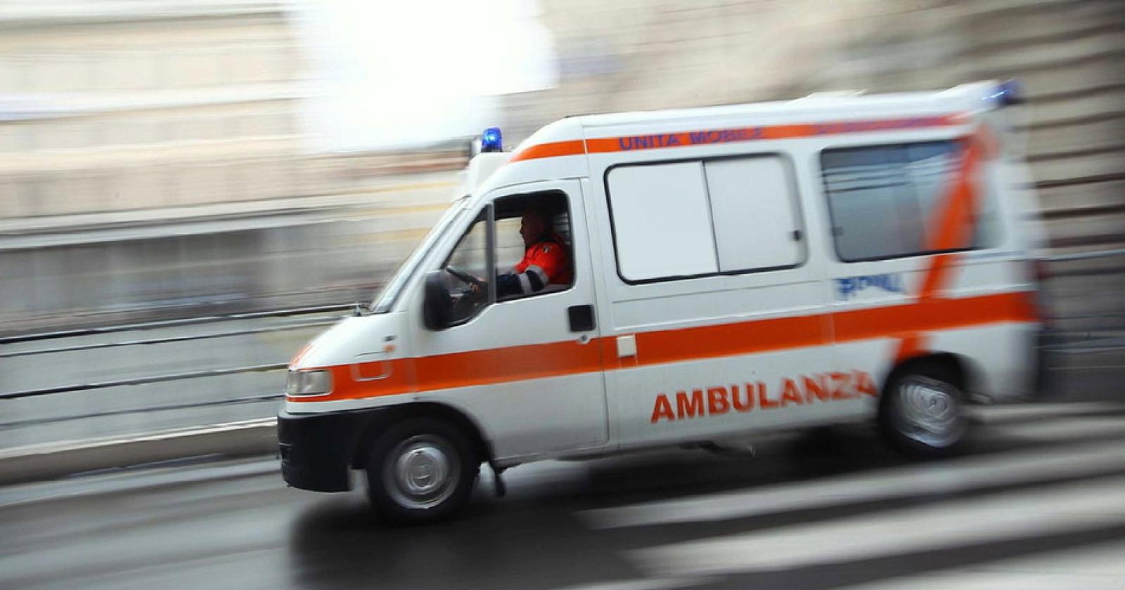 Schianto tra auto e moto, il centauro è ancora grave