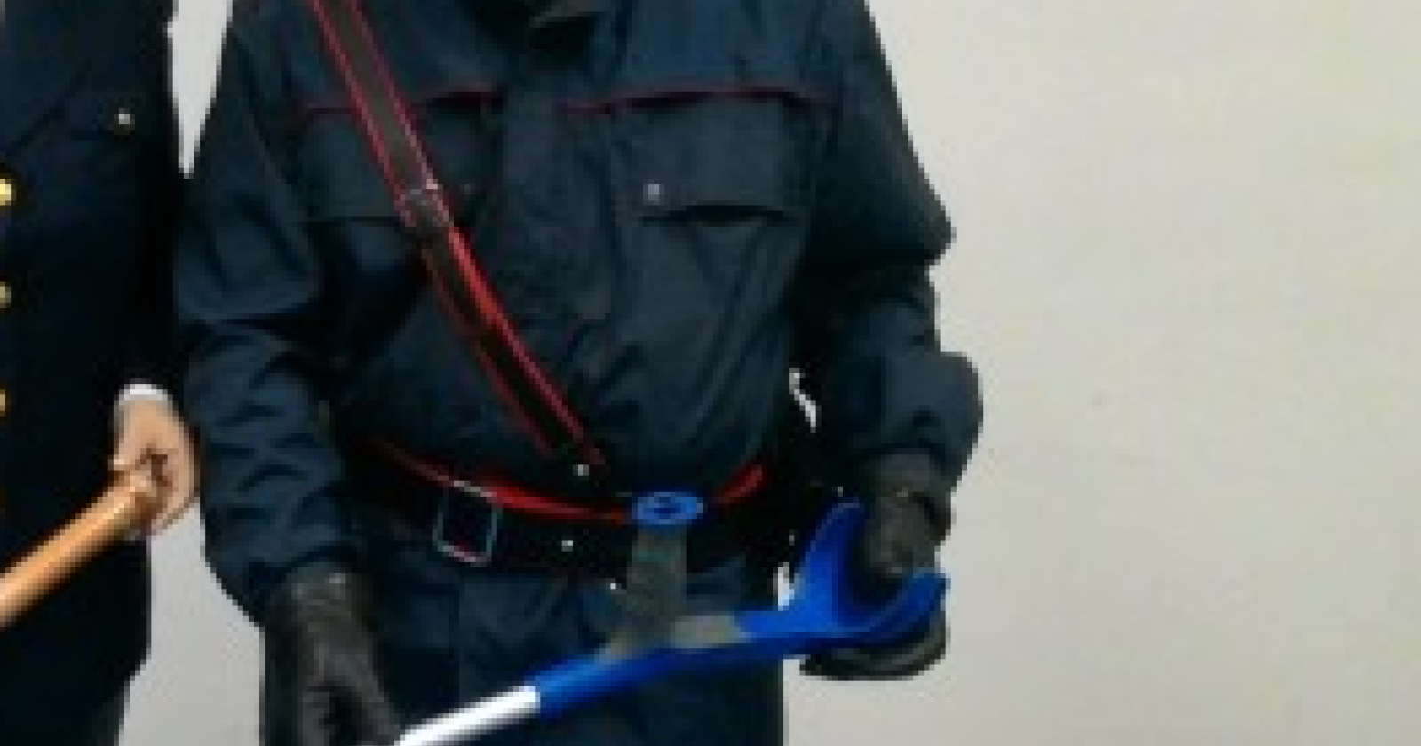 Prende a stampellate il vicino, condannato