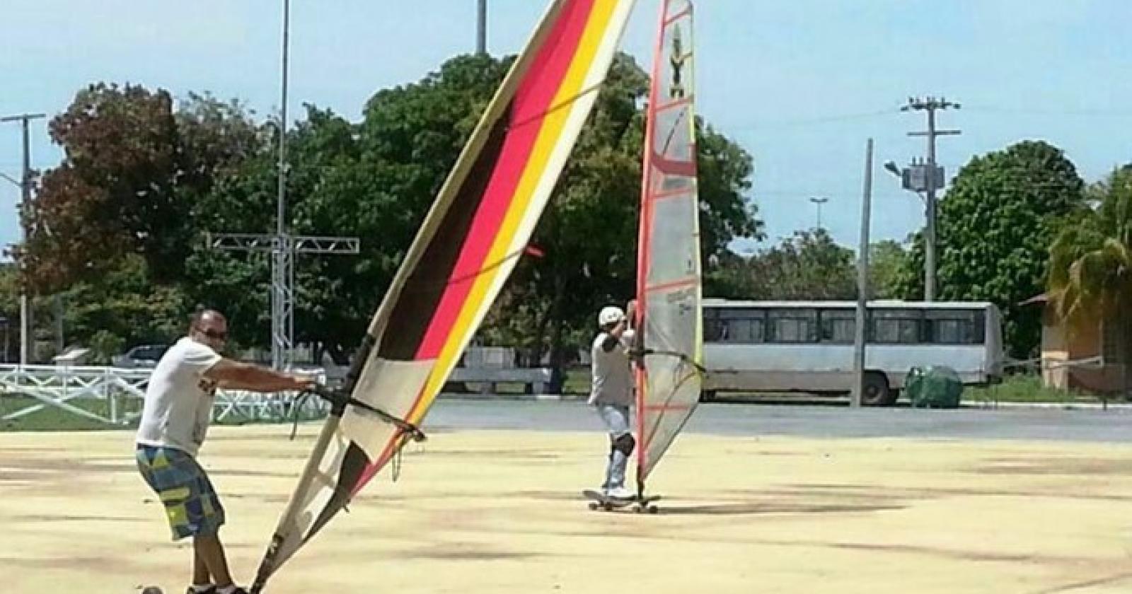 Anziano con lo skate-vela cade, in fin di vita