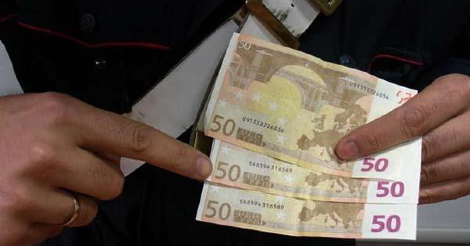 Soldi falsi in due negozi, nei guai due napoletani
