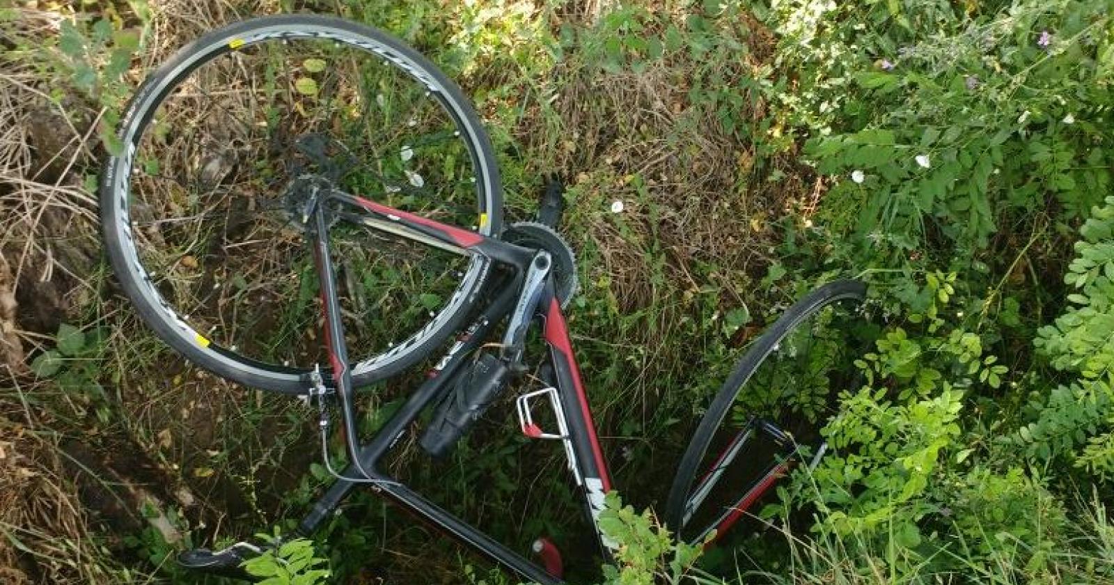 Anziano in bici vola fuori strada: la passeggiata diventa tragedia