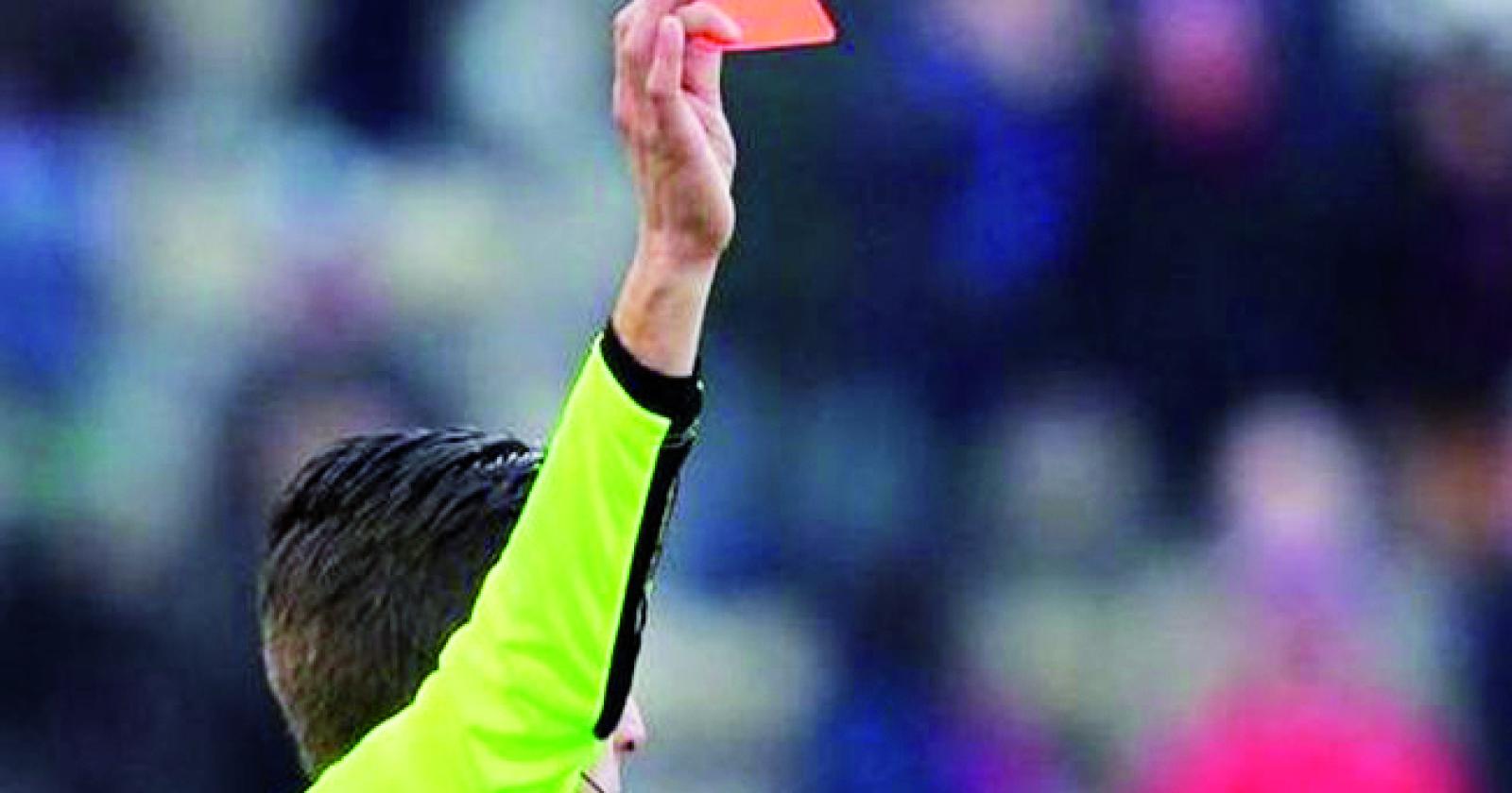 Insulti razzisti all'arbitro di colore