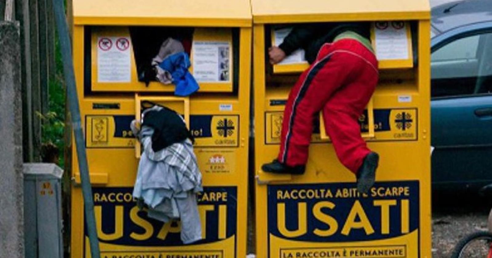 Bimbo rimane incastrato in un cassonetto per i vestiti usati