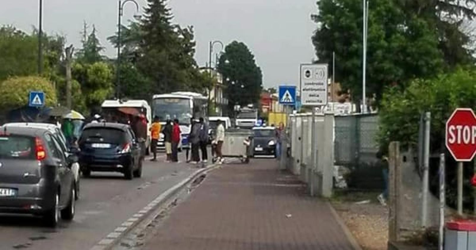 I profughi bloccano la strada per protesta
