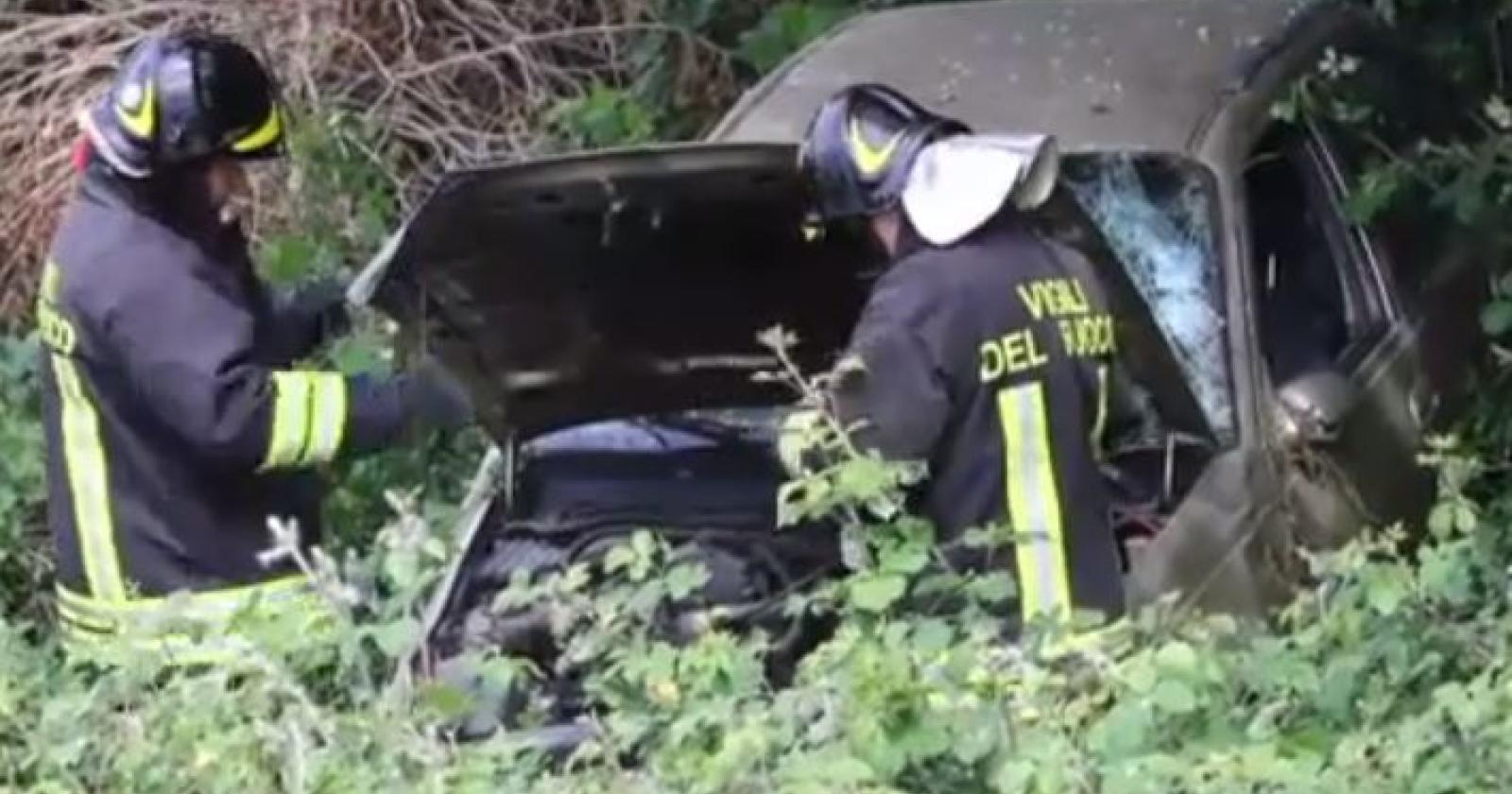 Tamponamento, auto si impenna e vola nel fossato