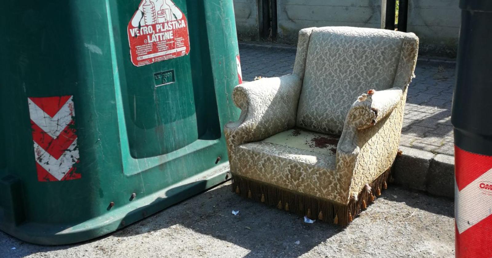 Sedia e materasso abbandonati a rifiuti